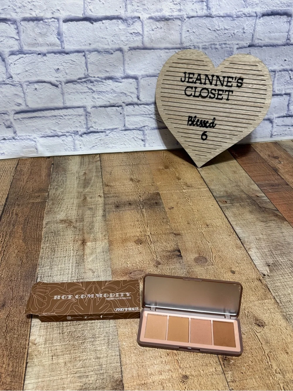 PINKY B COSMETICS Hot Commodity: The Bronzer Palette New In Box.